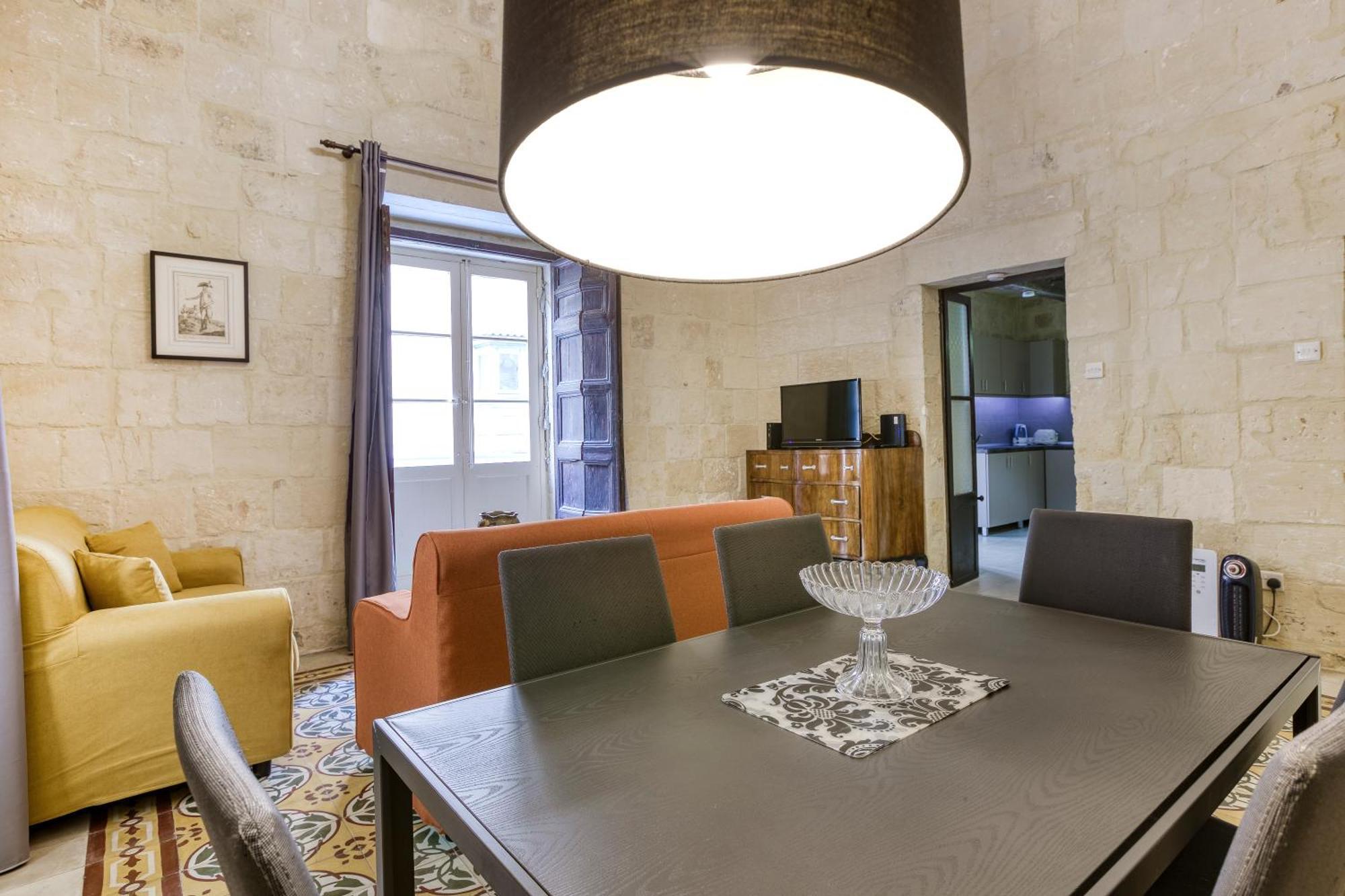 Vlt214 - Charming Townhouse Apartment *