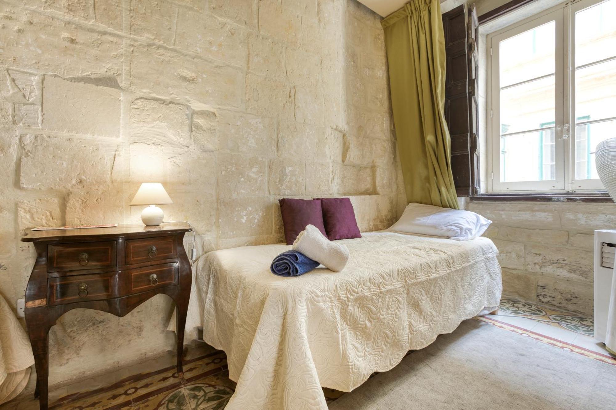 Vlt214 - Charming Townhouse Valletta